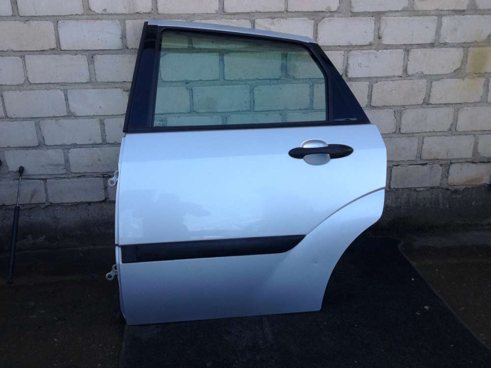 Ford Focus DNW Kombi Tr Hinten Links Farbe: Silber