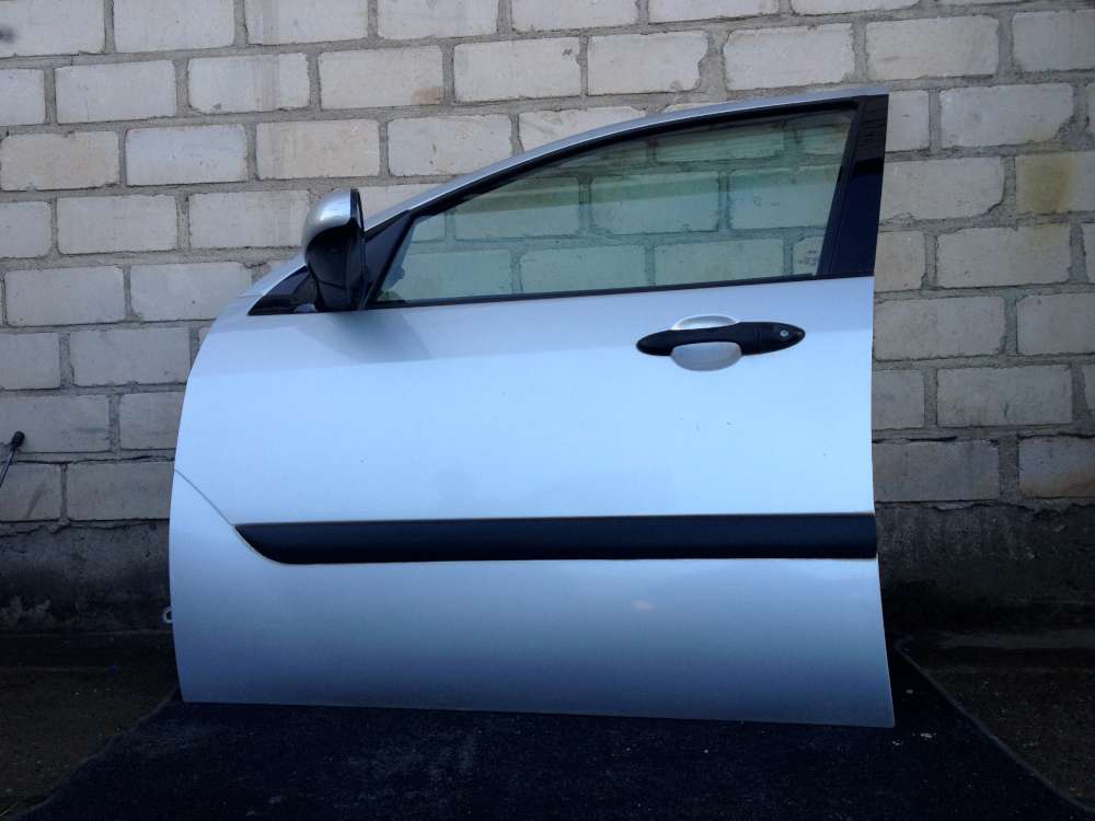 Ford Focus DNW von 1999 bis 2005 Kombi Fahrertr Tr vorne links Farbe: Silber 