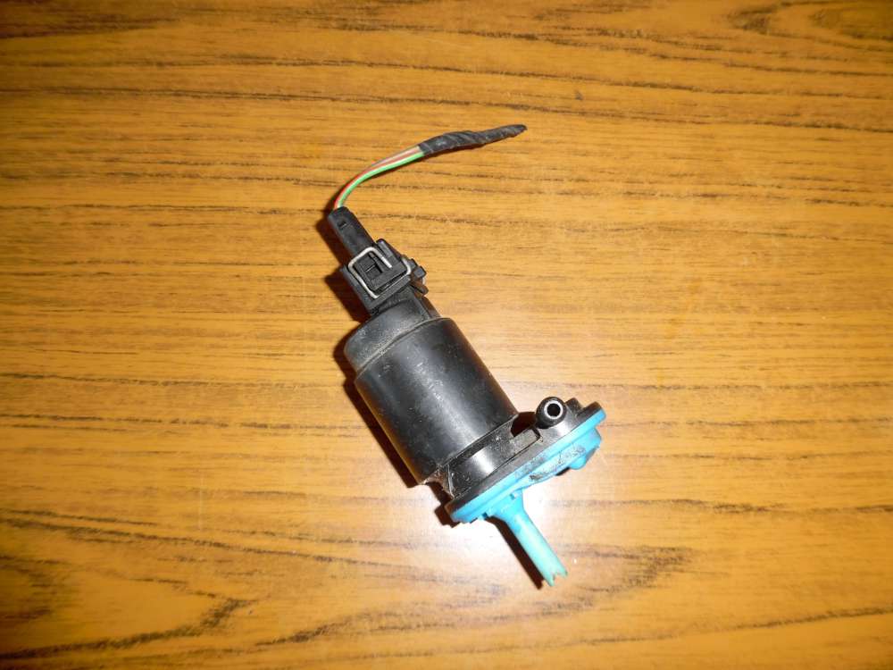 VW Golf III Original Scheibenwaschanlagenpumpe 357972752