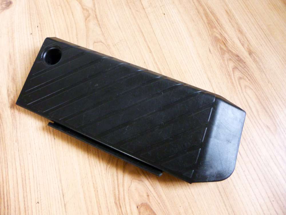 Audi A4 B5 Fusttze Furaum unten Links 8D1864777