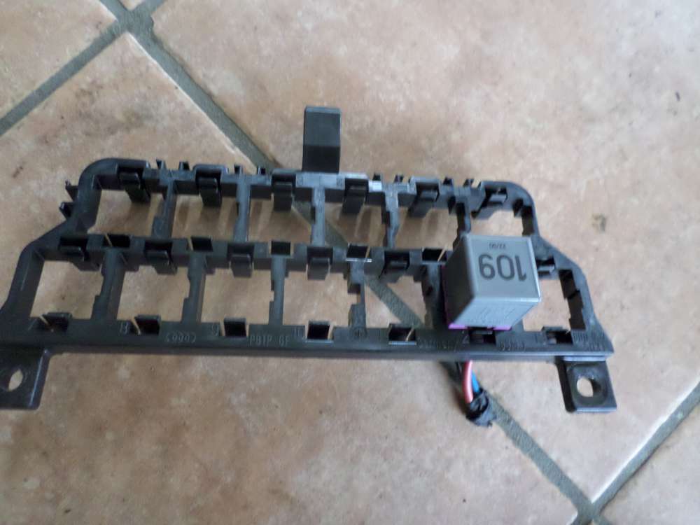 VW Golf 4 Bj 1998 Halter fr Steckgehuse Relais Relaistrger 8D0937503E 