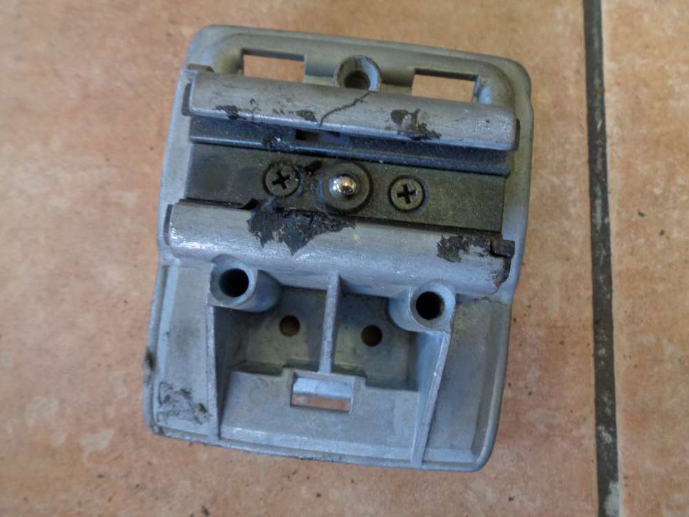 BMW 5er E39 Bj:2003 Aufnahme Rollo Fussraum 8217304