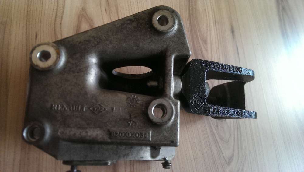 RENAULT ESPACE IV  Antriebswelle  Halter Rechts 8200000034 8 200256 605