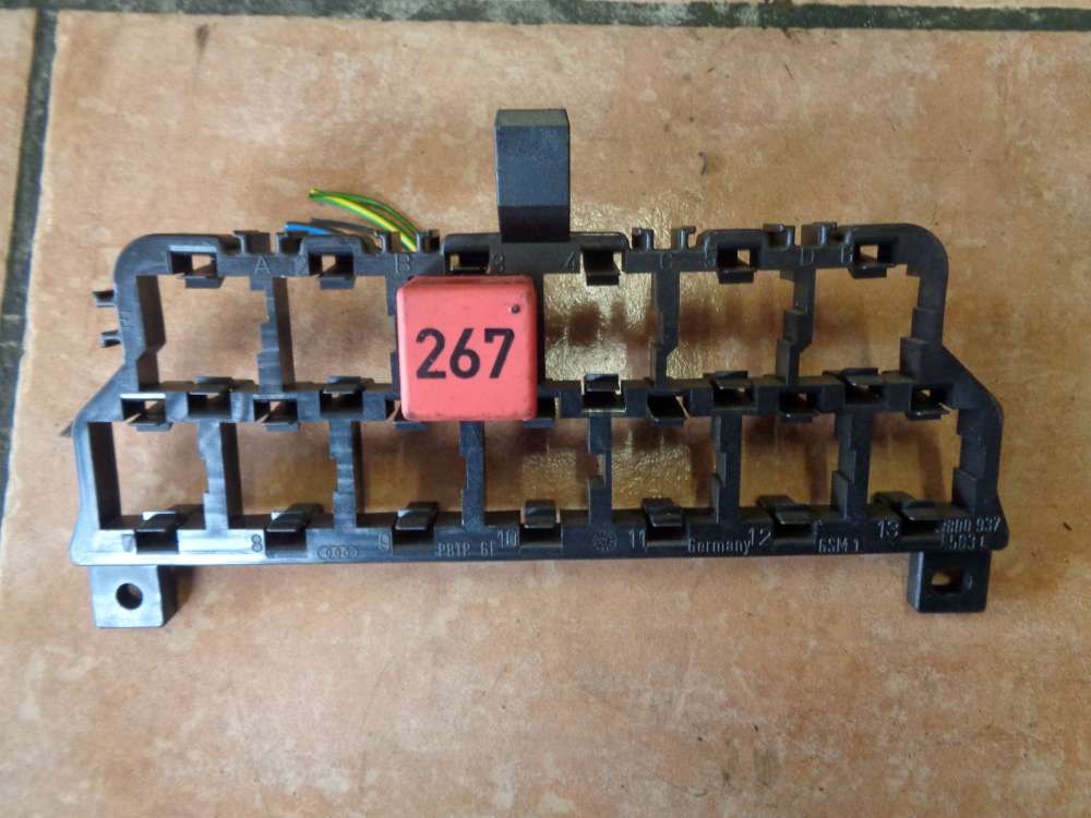 VW Passat 3B Bj:1997 Halter Sicherungskasten mit Relais 267 443919578C 8D0937503E