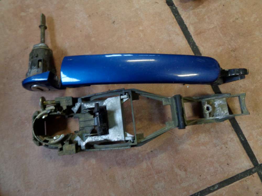 VW Passat 3B Trgriff auen Vorne Rechts 3B0837207 hallblau Farbcode : LR5U
