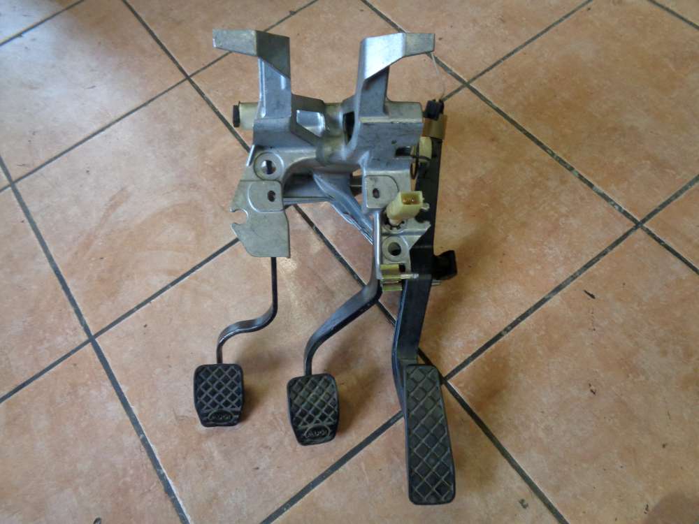 Audi 80 Pedalerie Kupplungspedal Gaspedal Bremspedal 893721115