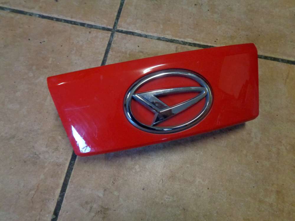 Daihatsu Sirion M3 Emblem Heckklappe Heckblende Rot Farbcode: R40