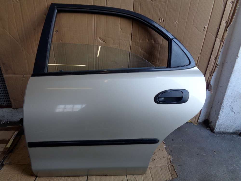 Mazda 323 BA Tr Hinten Links Silber : 4F 