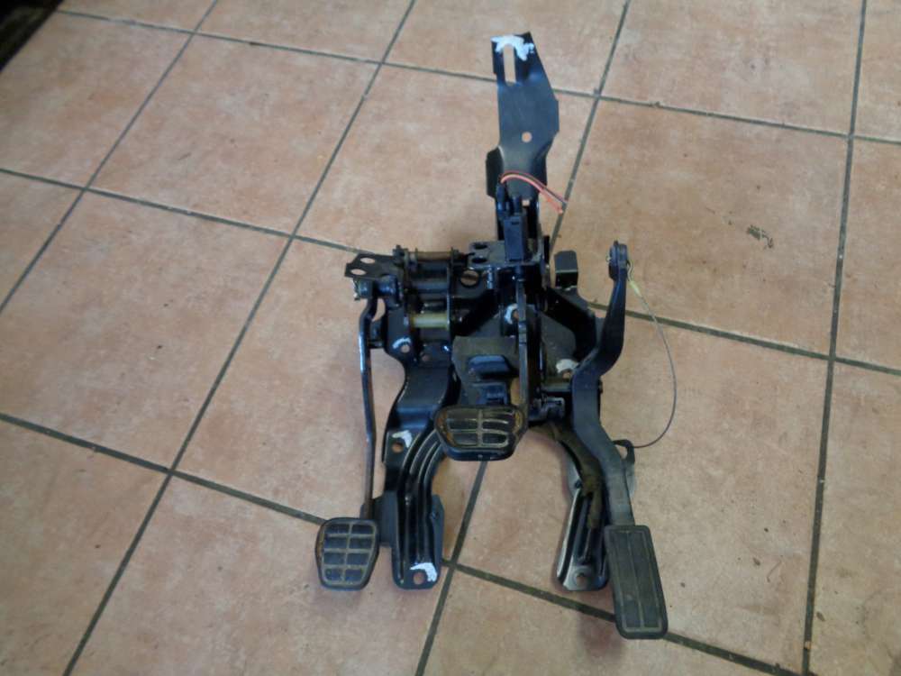 VW Passat 35i Kombi Pedalerie Pedalblock für hydraulische Kupplung