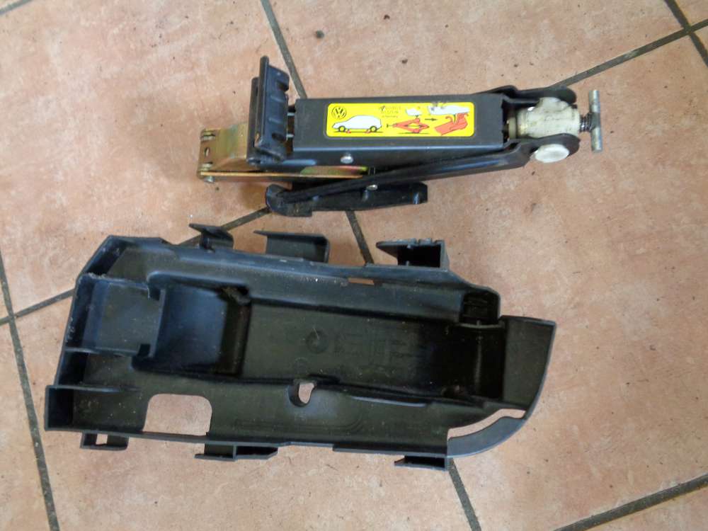 VW Passat 35i Bj:1997 Wagenheber mit Verkleidung 191012115