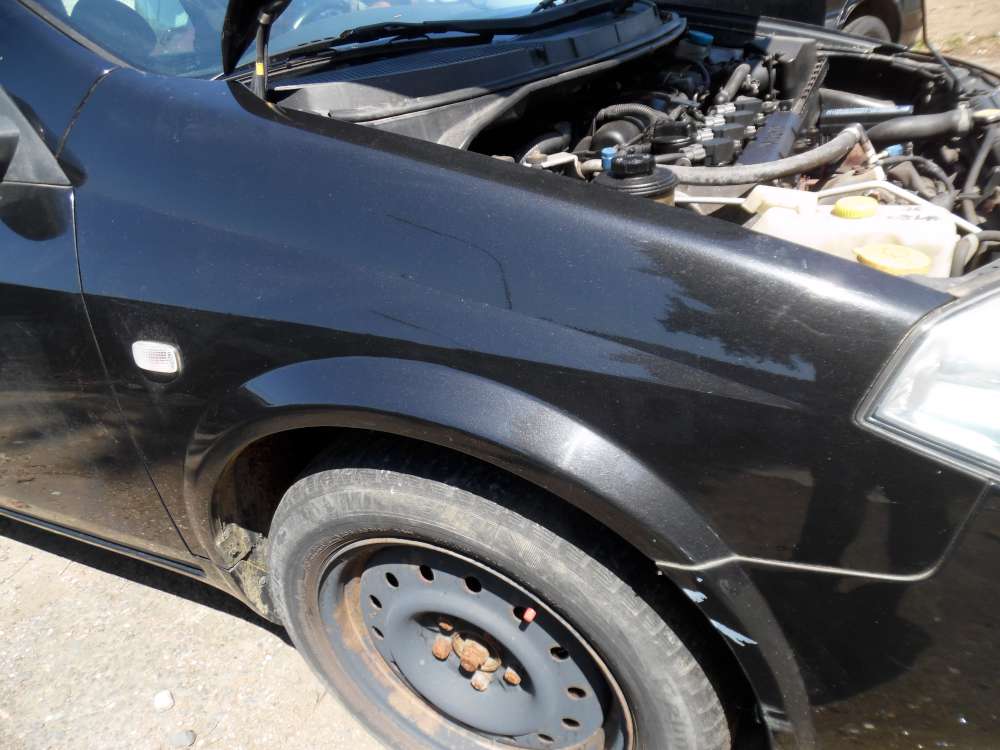 Nissan Primera P12 Kombi Bj:2003 Kotflügel Vorne Rechts Farbe : schwarz