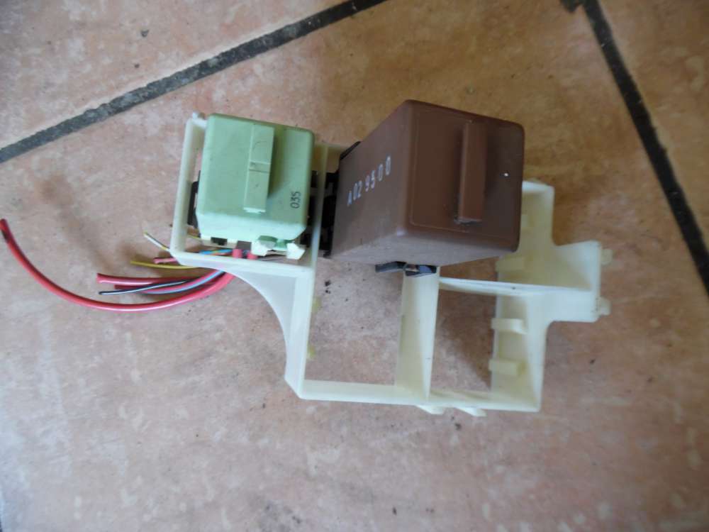 BMW E36 3er Bj:1995 Halterung mir Relais 8369055 8364692 8366600