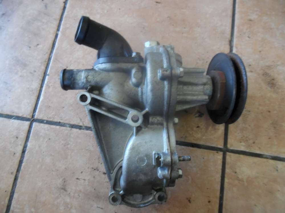 VW Passat 3B Wasserpumpe 030121121B