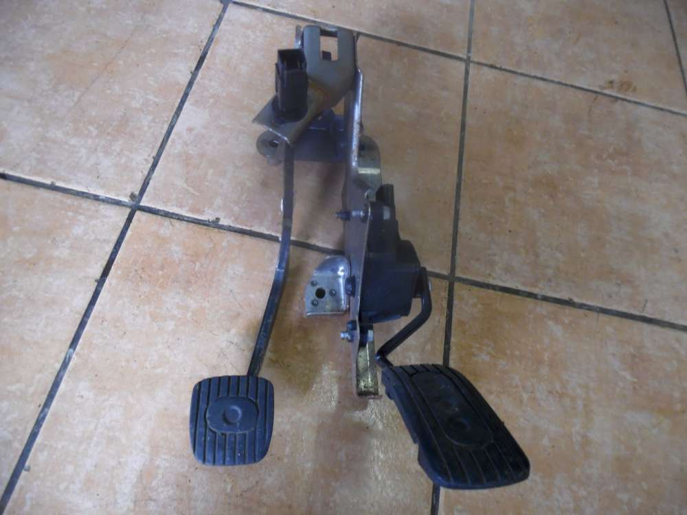 Nissan Micra K12 Gaspedal und Bremspedal 18002-AX700