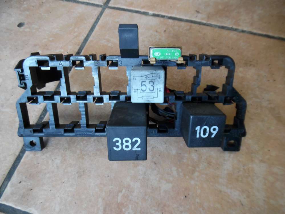 Audi A3 8L Halter für Steckgehäuse mit Relais (53- 382- 109) 8D0937503E
