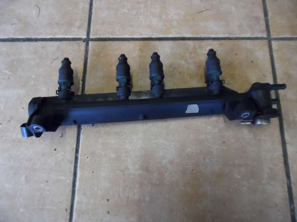 VW Golf 4 1J1 Einspritzleiste mit Einspritzdüse 06A133317B