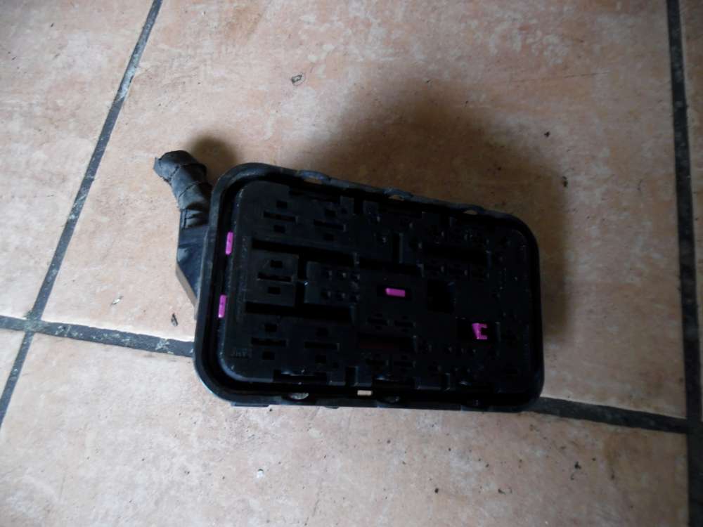 VW Golf V Stecker Halterung Sicherungskasten 1K0937700