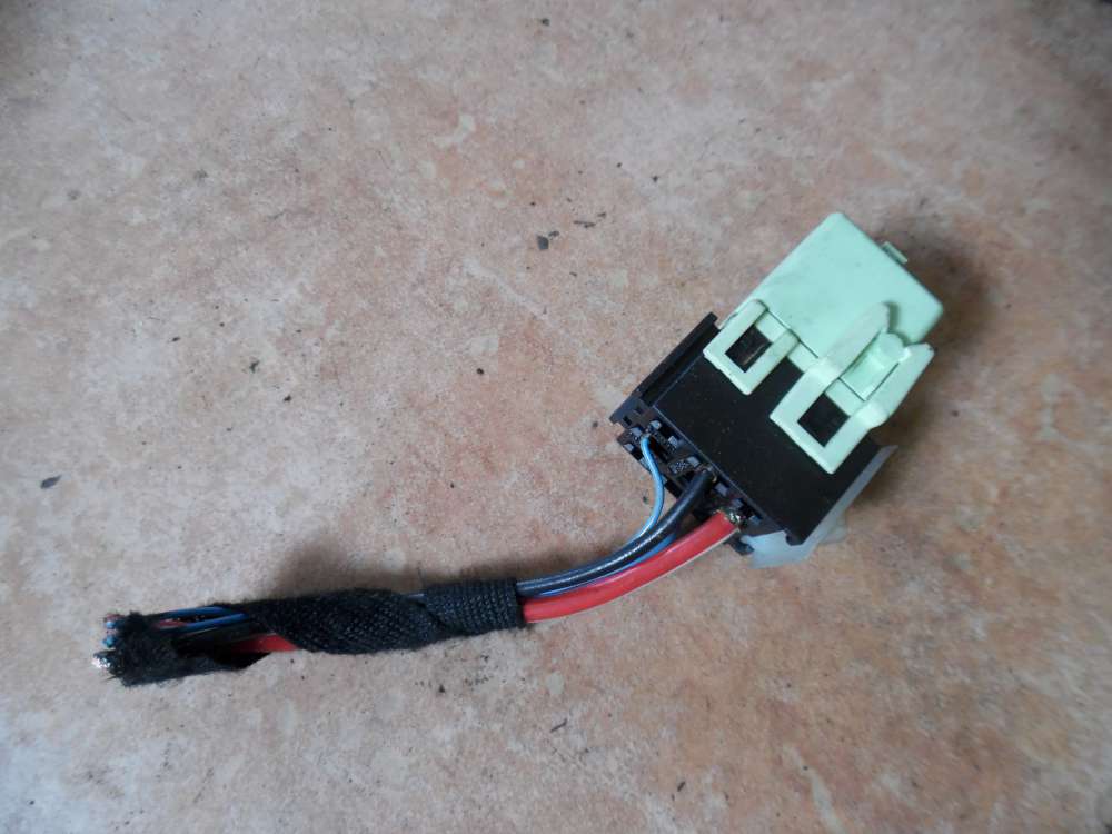 BMW E46 320d Relais hellgrn mit Stecker 8373700