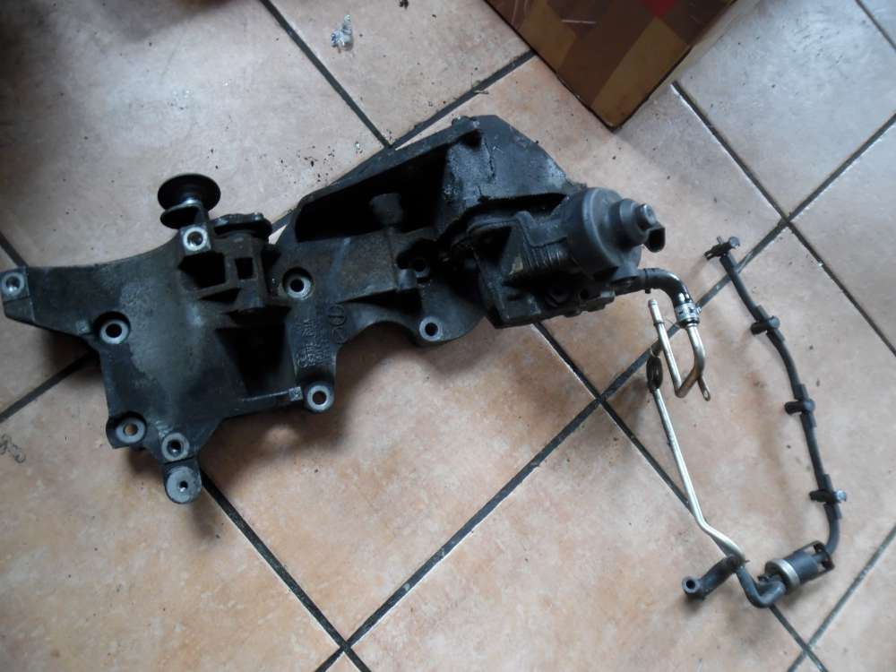VW Tiguan 2,0 TDI Hochdruckpumpe mit Halterung 03L130755  03L903143Q 