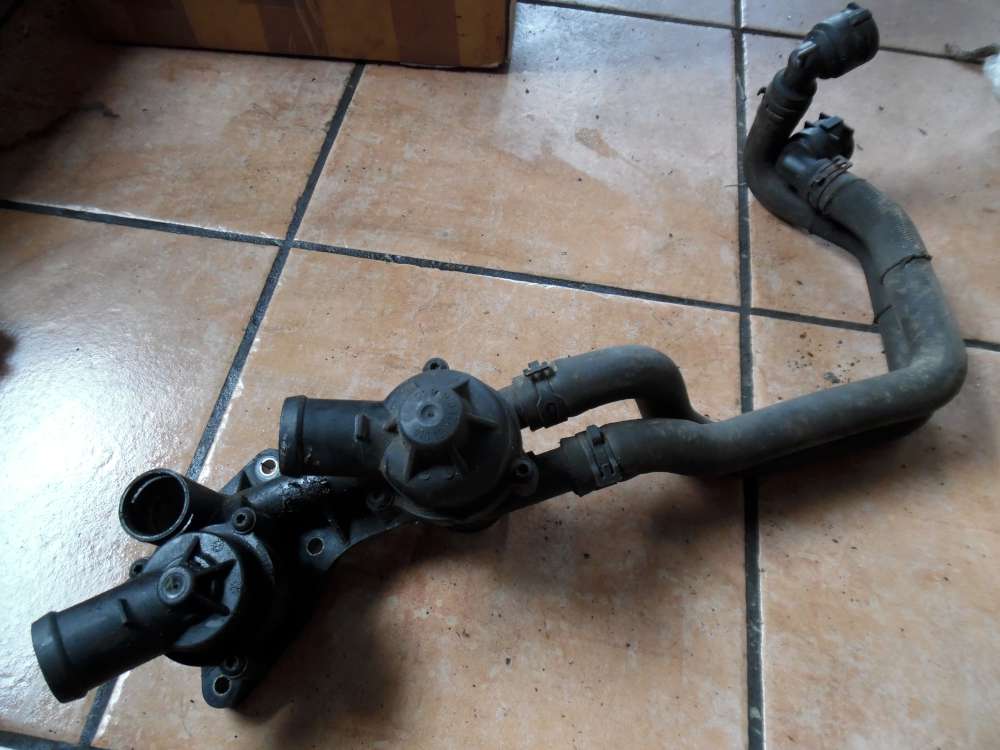 VW Tiguan 2,0 TDI Thermostatgeh�use mit 2 Schlauchen 03C121026C  