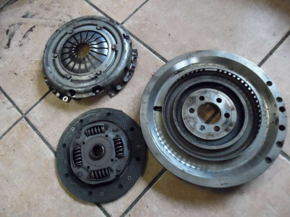 VW Polo 9N Schwungscheibe Kupplungssatz 03D141025  03D105271
