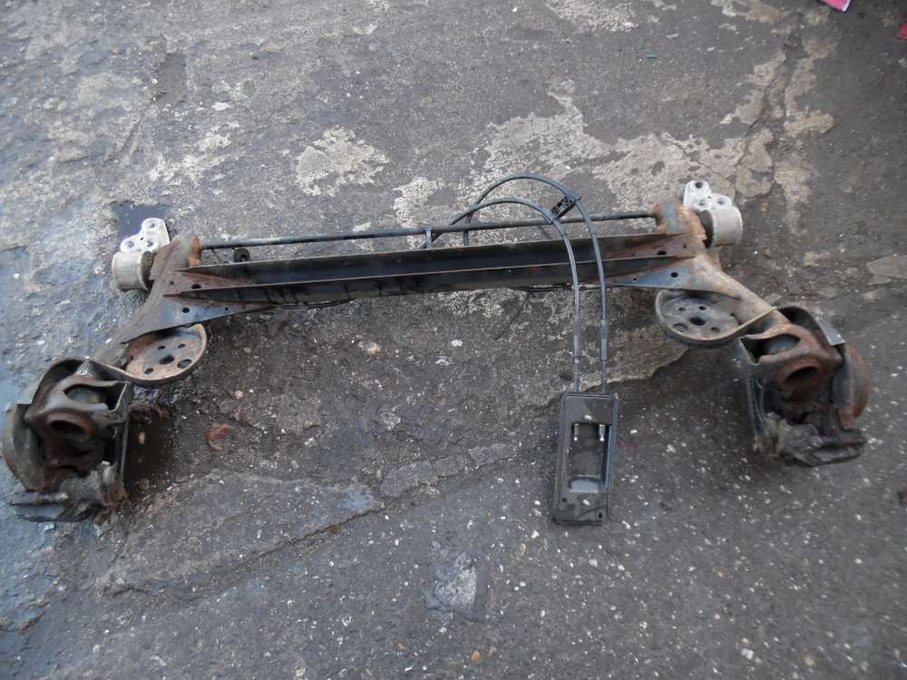 VW Passat 3B 1,8L Hinterachse Achstrger mit Handbremsseil 3B0609721L