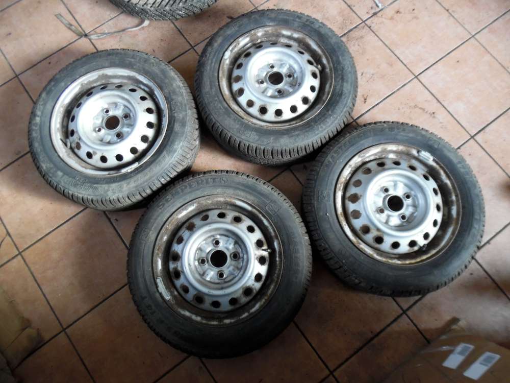 4x Stahlfelgen mit Wintrreifen Toyota Yaris Verso P2 175/65R14 82T Semperit 14 x 5 1/2 J