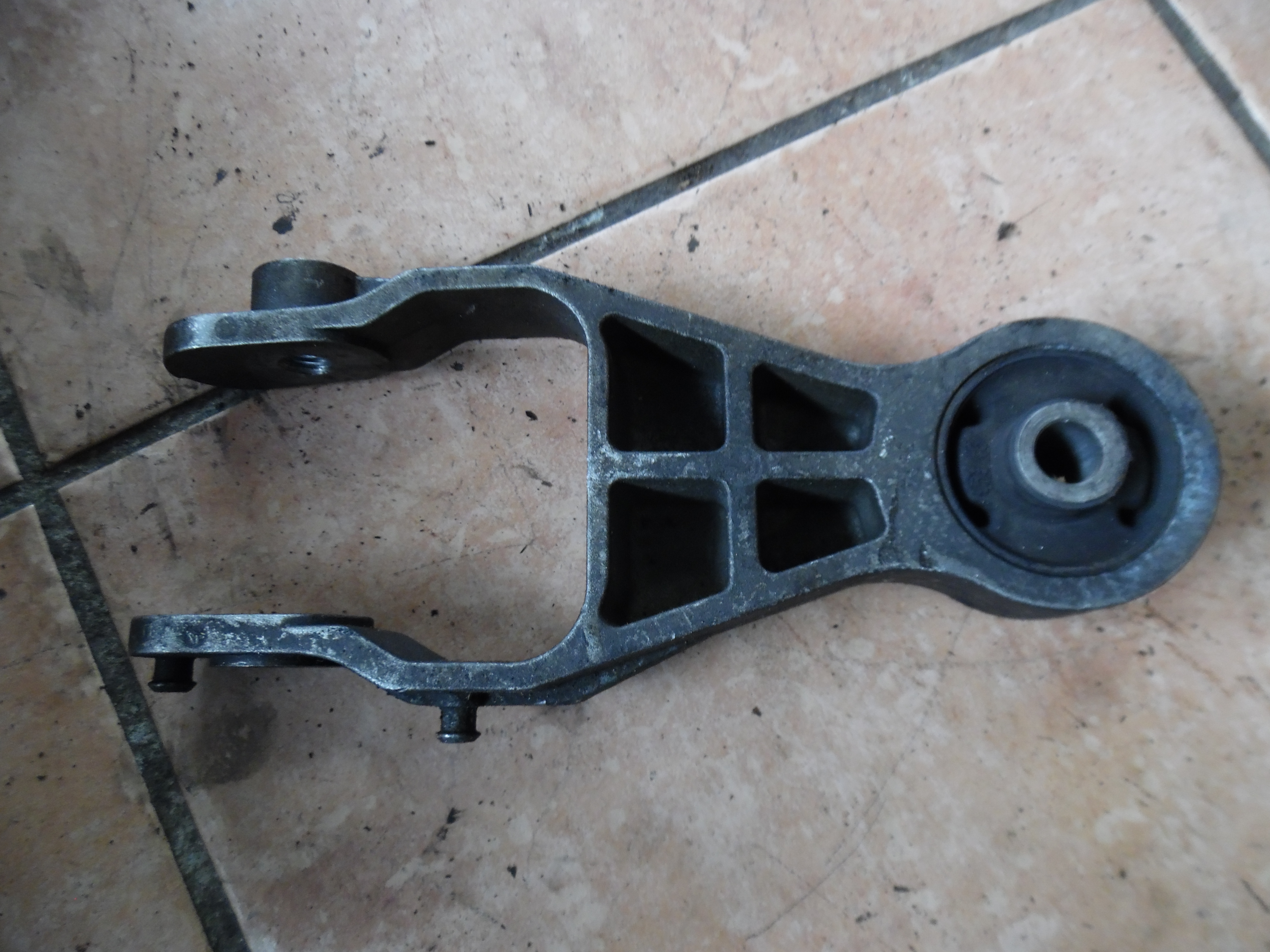 Opel Corsa D 1,2L Motorlager Halter Hinten 13117088