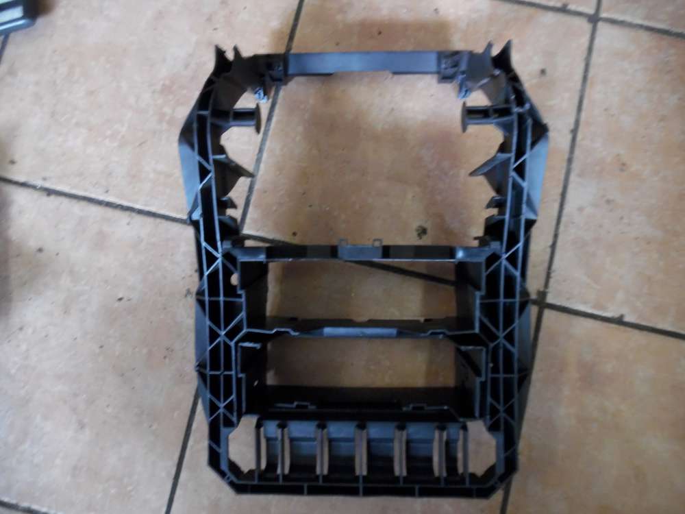 Mercedes E-Klasse W210 Radioschacht Einbaurahmen 2106891016