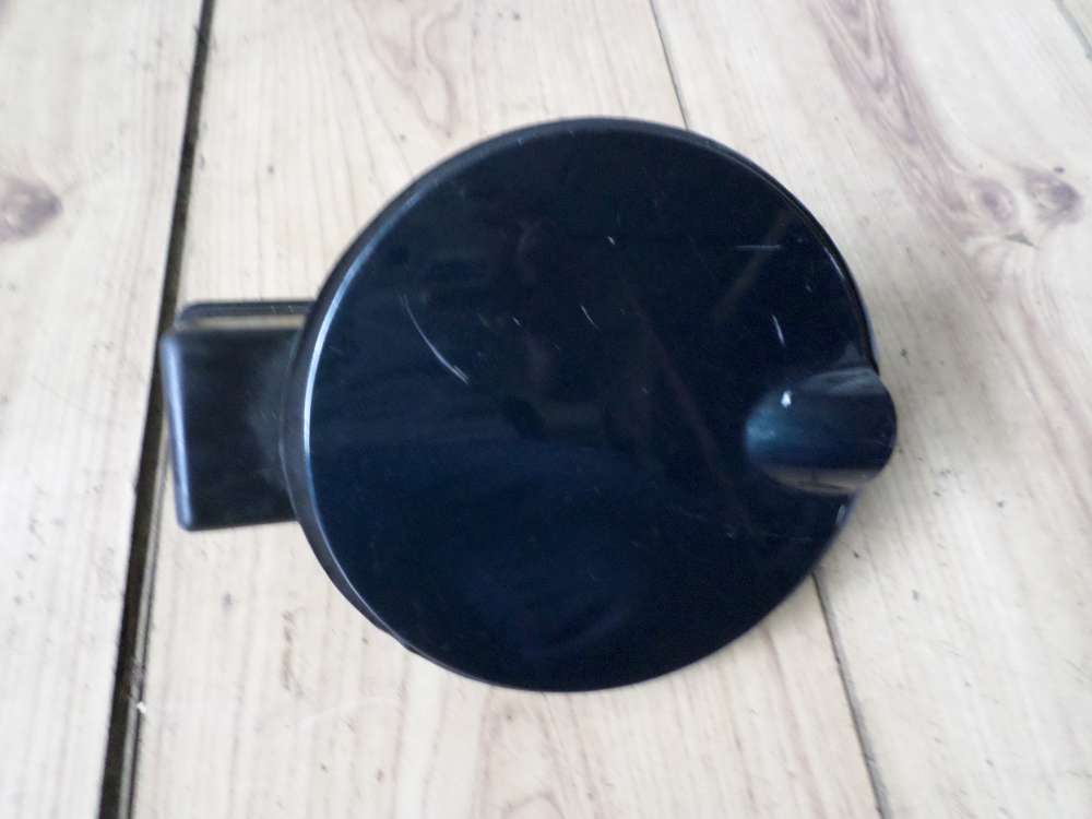 Ford Fiesta Tankklappe Tankdeckel 96FG8405A02 Farbe: Dunkelgrn