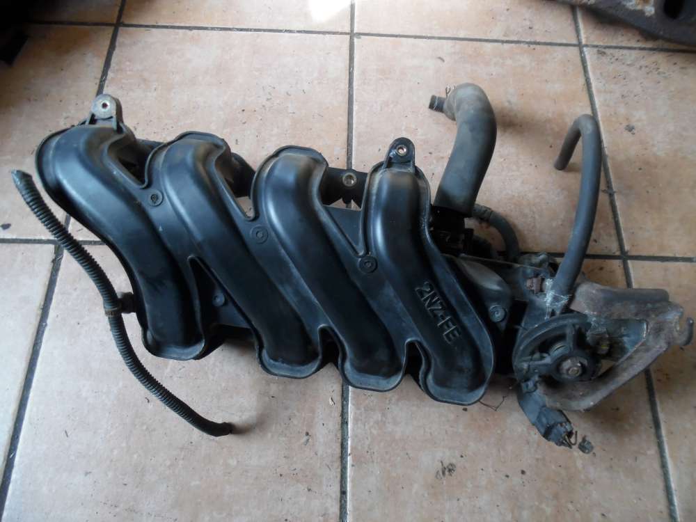 Toyota Yaris Verso 1,3 Ansaugkrmmer mit Drosselklappe 