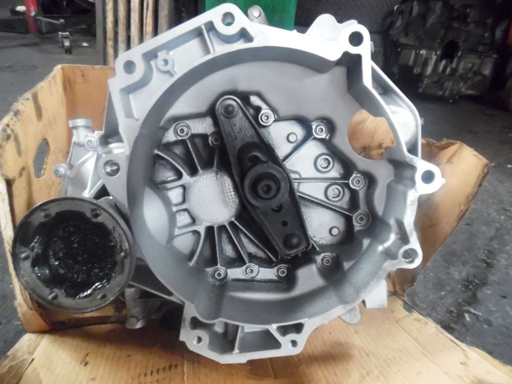 Skoda Octavia 1Z 1,6 FSI Getriebe Schaltgetriebe 5-gang 02T301108