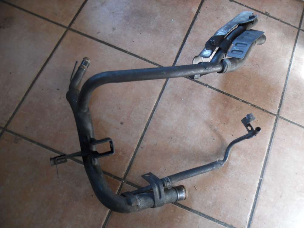 Kia Carens III 2,0 Rohr Wasserrohr 