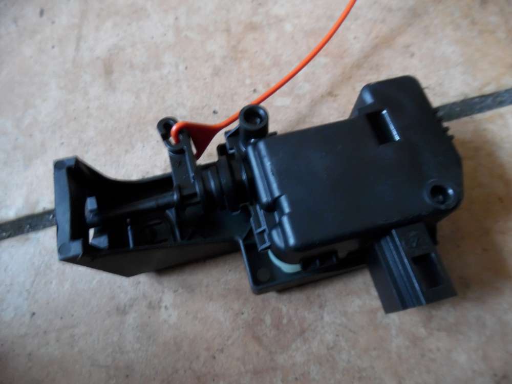 Mercedes-Benz E-Klasse W212 Stellmotor Tankdeckel A2048200072