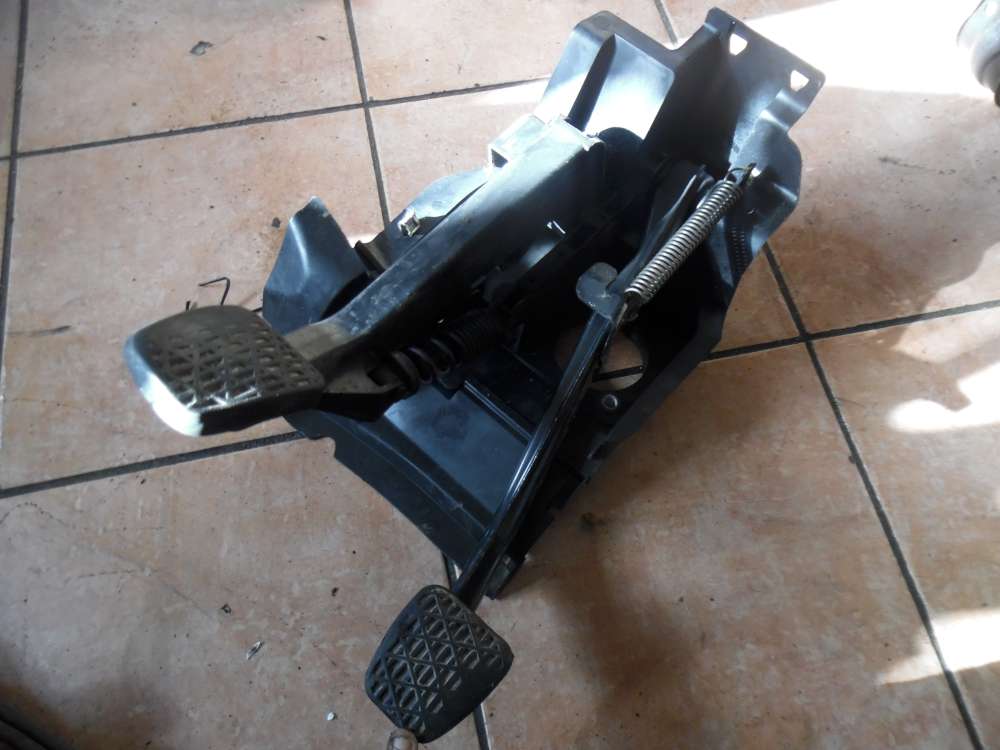 Mercedes-Benz C-Klasse W203 Kupplungspedal Bremspedal Pedale A2032903201