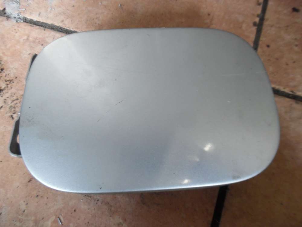 Mercedes-Benz C-Klasse W203 Tankklappe Tankdeckel A0005843117 Silber