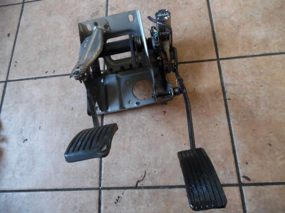 Mitsubishi Carisma Pedalerie Bremspedal Gaspedal 