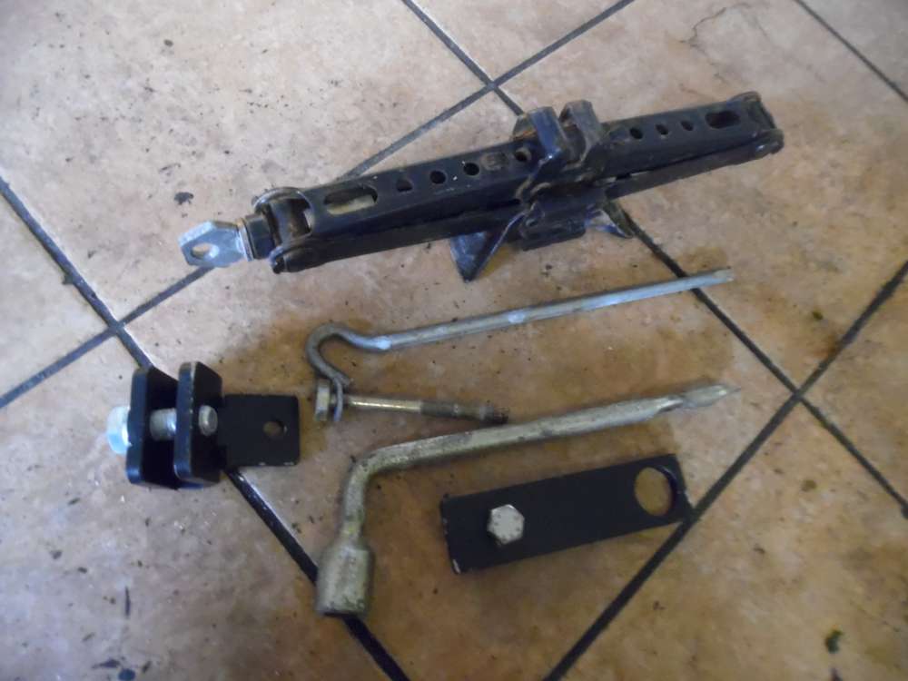 Mitsubishi Carisma Wagenheber und Bordwerkzeug 