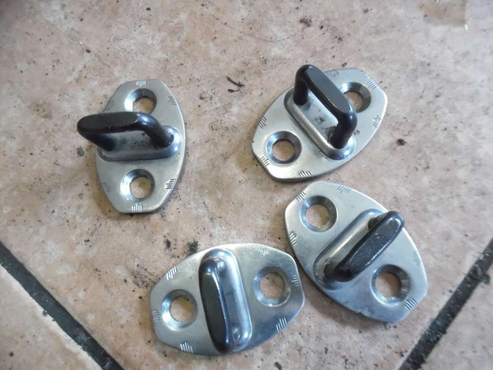 VW Polo 9N T�rfanghaken Schlie�keil 3B0837033