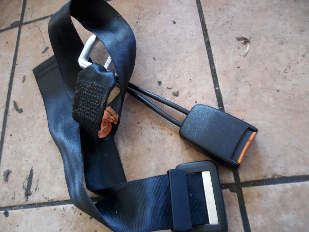 VW Golf III Beckengurt Gurtschloss Hinten mitte 1H0857713