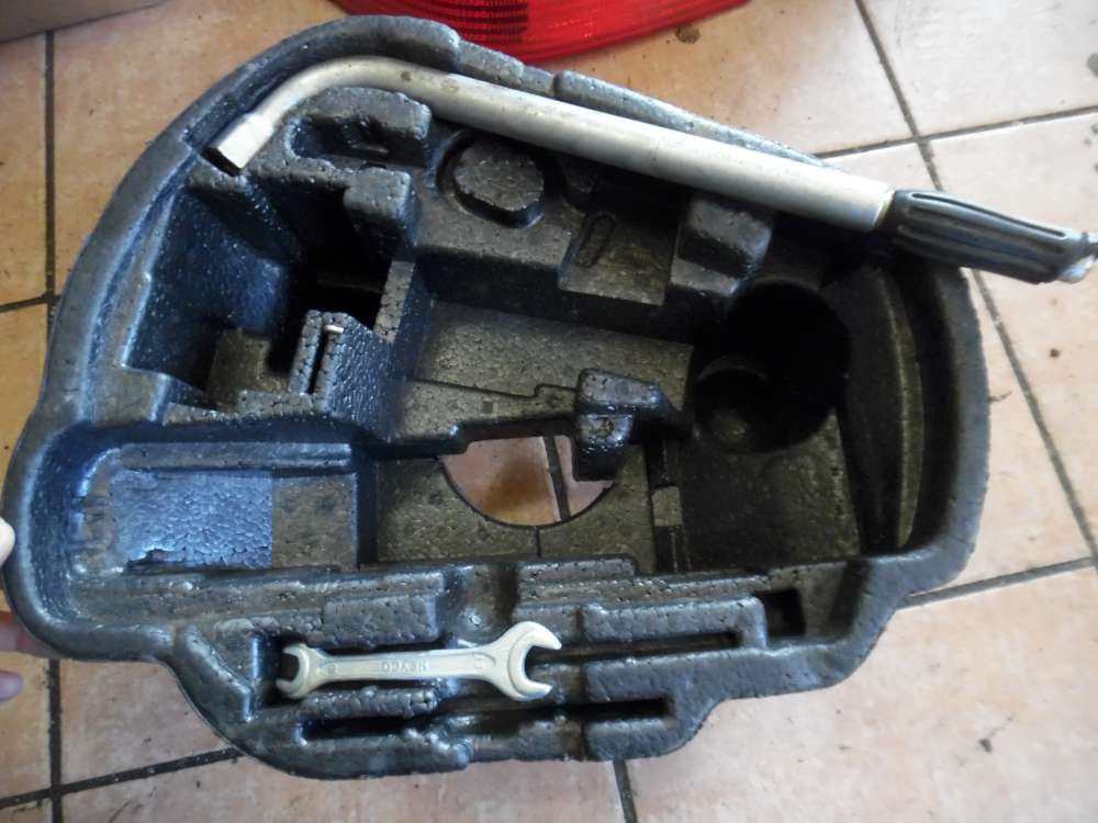 VW Golf IV Halter Bordwerkzeug mit Radschl�ssel 1J0012115