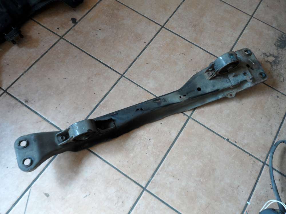 Nissan Almera Tino Quertr�ger Tr�ger Vorne 